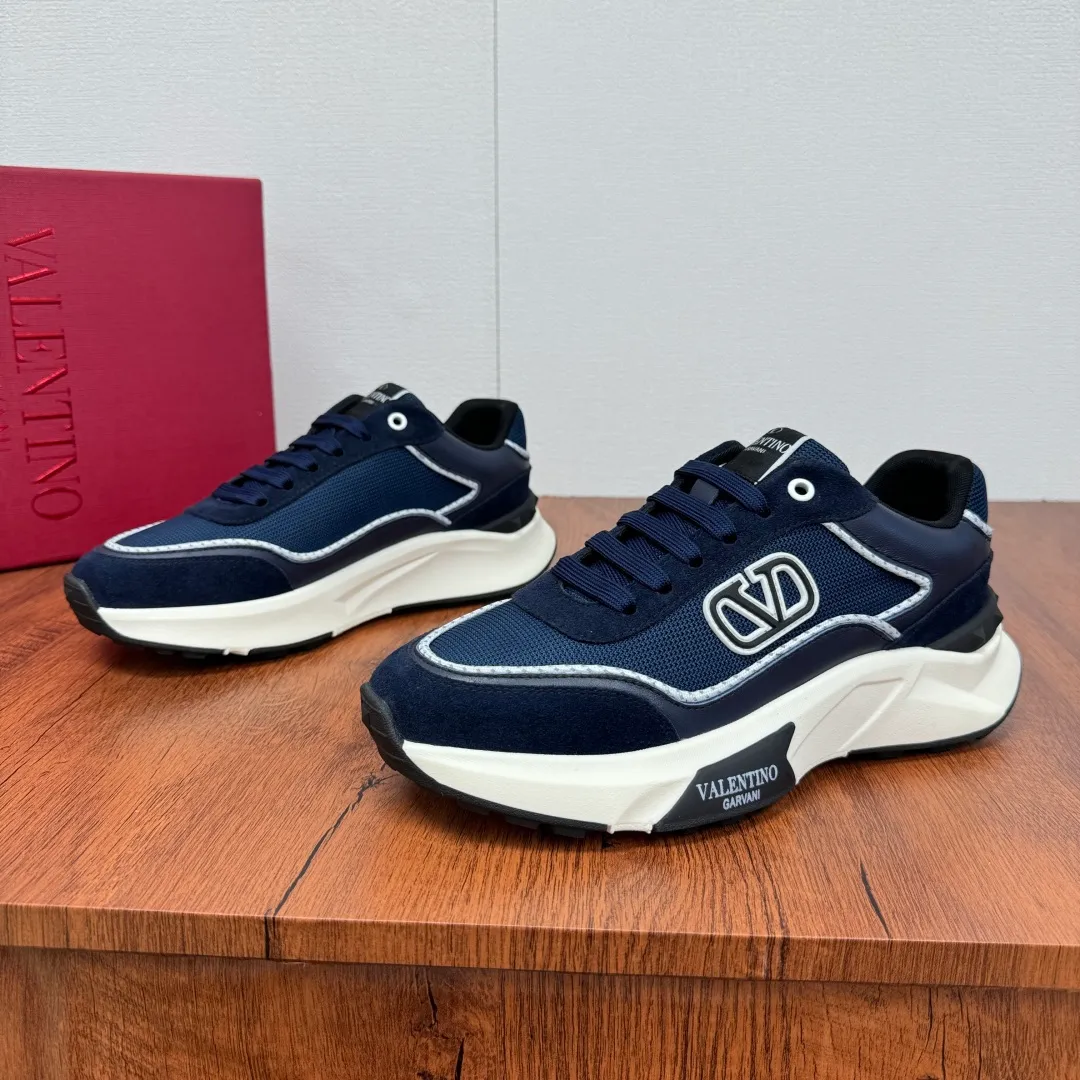 [Valentino] Top P: 820💰 Size: 39-44 leather shoe size (can be customized 38.45 cannot be returned or exchanged) VALENTION/Valentino FREEDOTS series new spring and summer men's sports shoes Lightweight and breathable casual thick-soled men's shoes Classic contrasting splicing design Suede cowhide stitching nappa calfskin + breathable technical mesh material Hot glue brand pattern badge logo details Delicate calfskin feet Lightweight mesh lining, ultra-light TPU foam rubber outsole, sports version, thick-soled style design, easy and versatile, multiple colors available, able to meet various matching needs, complete package! Item number: HL6688 blue